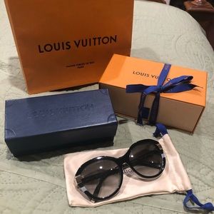 LV Petit Soupçon Black Cat Eye Sunglasses